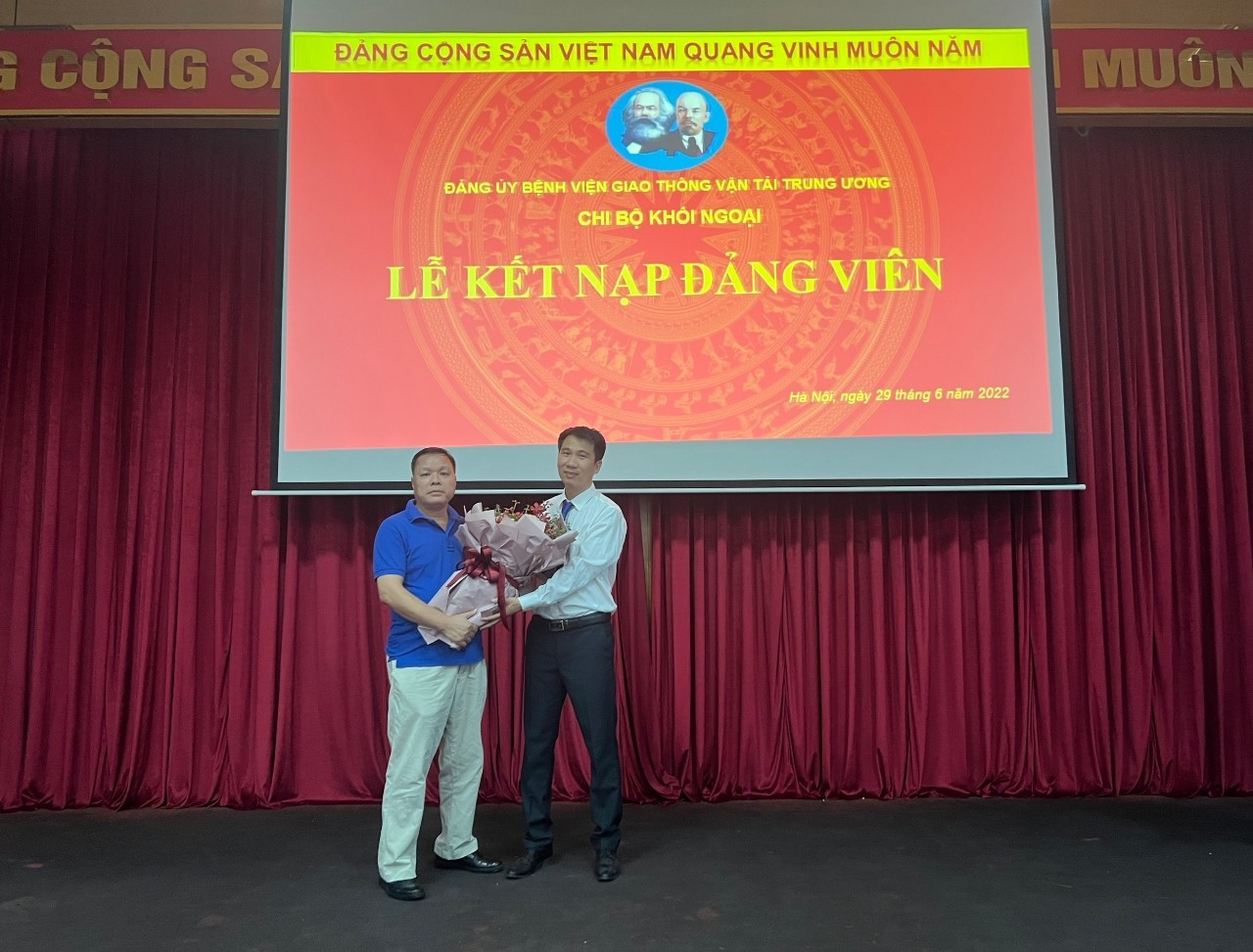 CHI BỘ KHỐI NGOẠI – ĐẢNG BỘ BỆNH VIỆN GTVT TRUNG ƯƠNG LONG TRỌNG TỔ CHỨC BUỔI LỄ KẾT NẠP ĐẢNG VIÊN MỚI