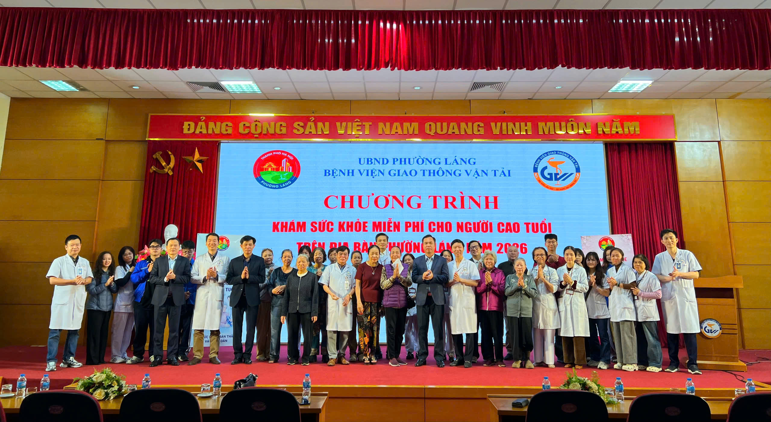 BỆNH VIỆN GIAO THÔNG VẬN TẢI PHỐI HỢP UBND PHƯỜNG LÁNG TỔ CHỨC KHÁM SỨC KHỎE MIỄN PHÍ CHO GẦN 200 NGƯỜI CAO TUỔI