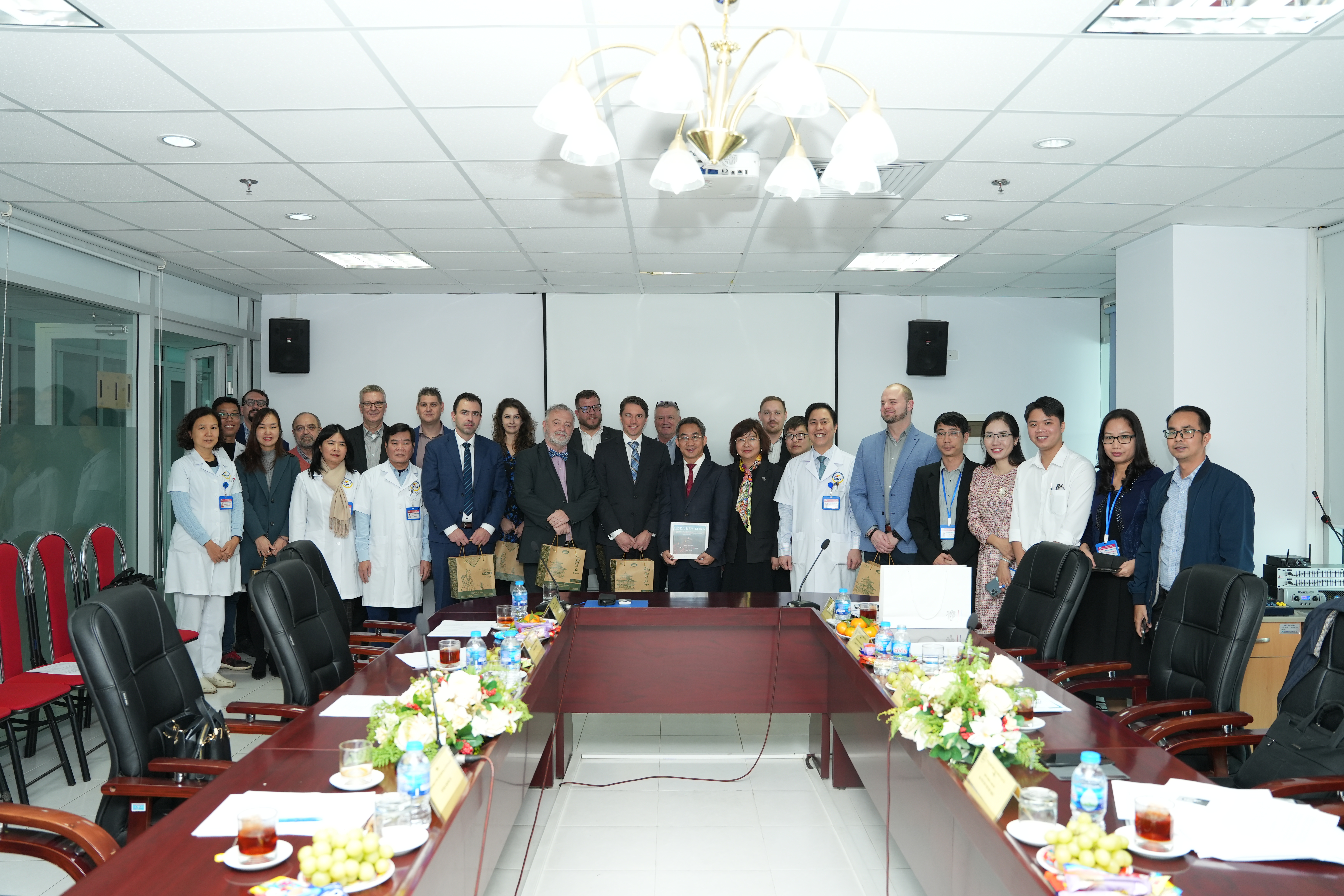 THỨ TRƯỞNG BỘ NGOẠI GIAO CỘNG HÒA SÉC ĐẾN THĂM VÀ LÀM VIỆC VỚI BAN LÃNH ĐẠO BỆNH VIỆN GIAO THÔNG VẬN TẢI