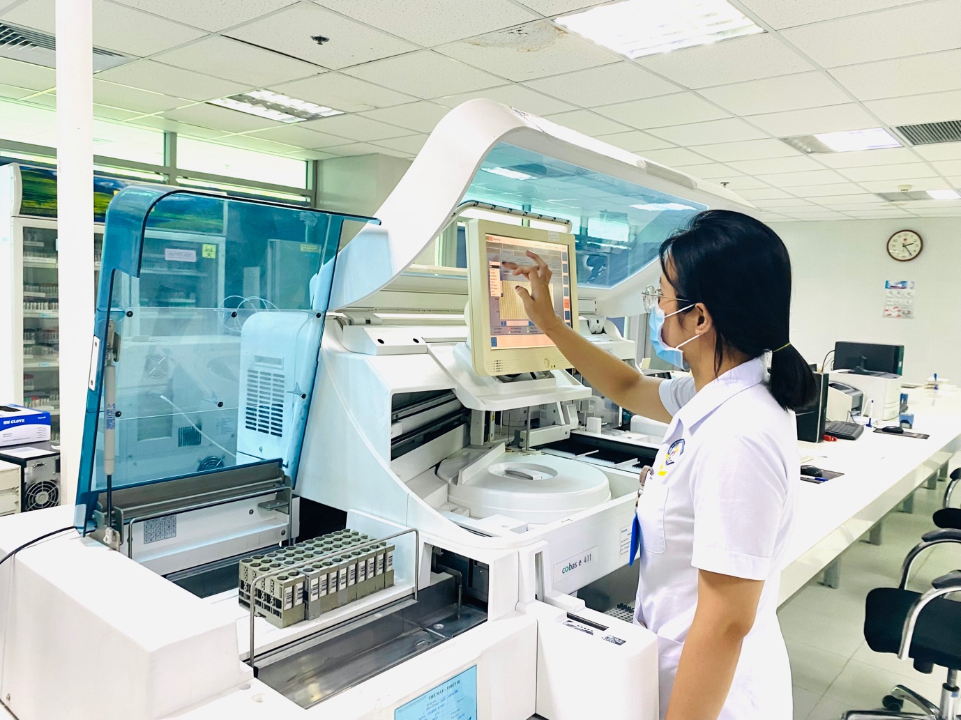 NỖ LỰC NÂNG CAO CHẤT LƯỢNG XÉT NGHIỆM  PHỤC VỤ NGƯỜI BỆNH