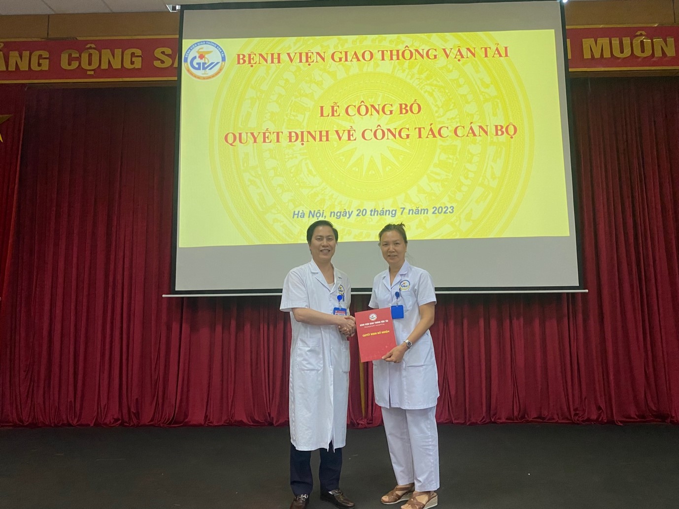 Bệnh viện Giao thông vận tải công bố và trao quyết định phụ trách  Phòng Tổ chức nhân sự