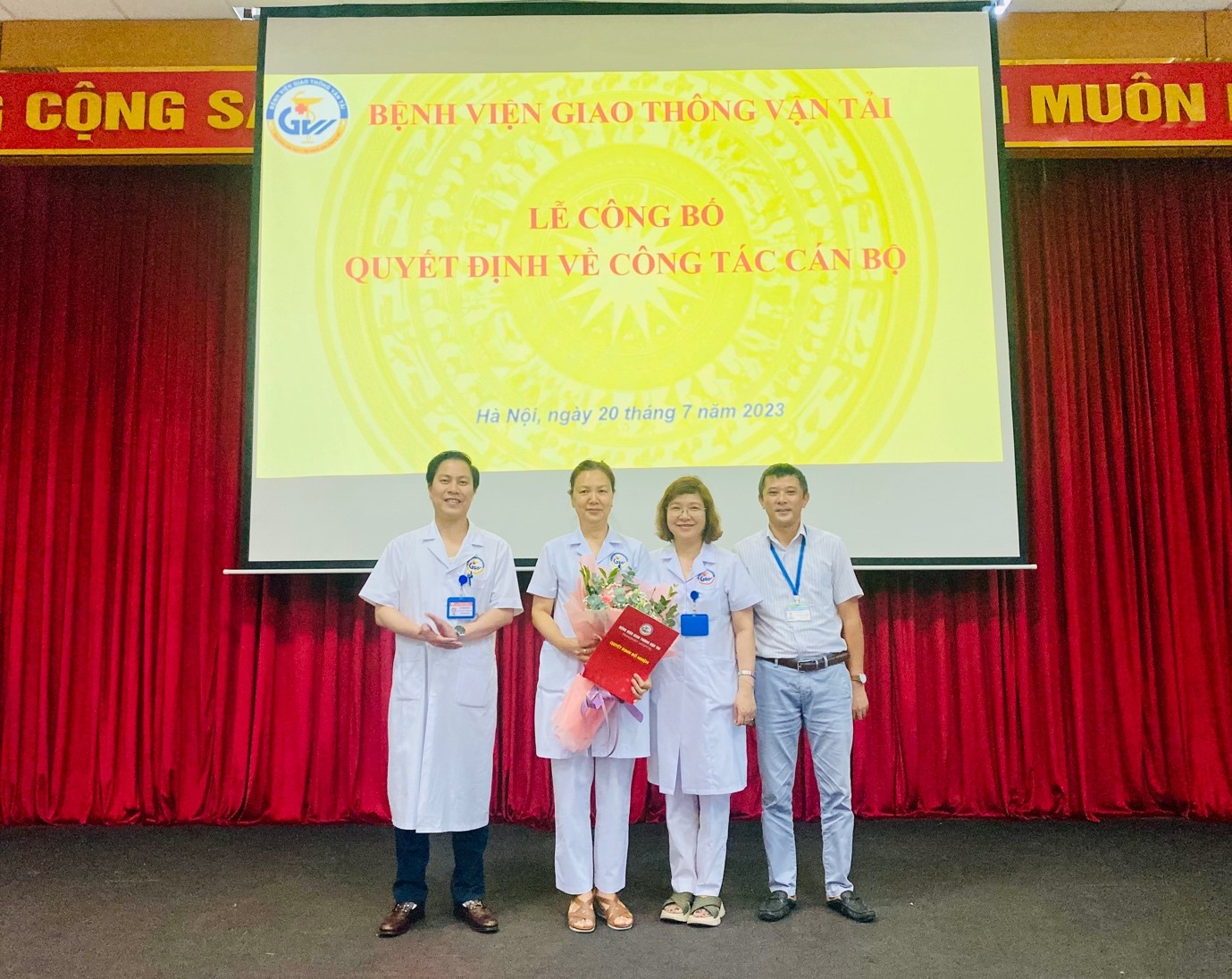 Bệnh viện Giao thông vận tải công bố và trao quyết định phụ trách  Phòng Tổ chức nhân sự