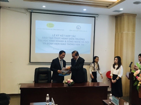 Bệnh viện Giao thông vận tải ký kết hợp tác đào tạo thực hành với Trường Đại học Kinh doanh và Công nghệ Hà Nội