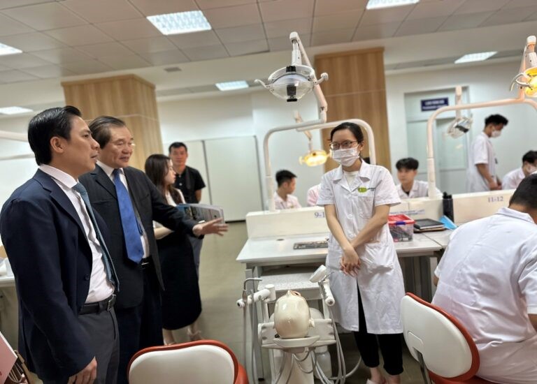 Bệnh viện Giao thông vận tải ký kết hợp tác đào tạo thực hành với Trường Đại học Kinh doanh và Công nghệ Hà Nội