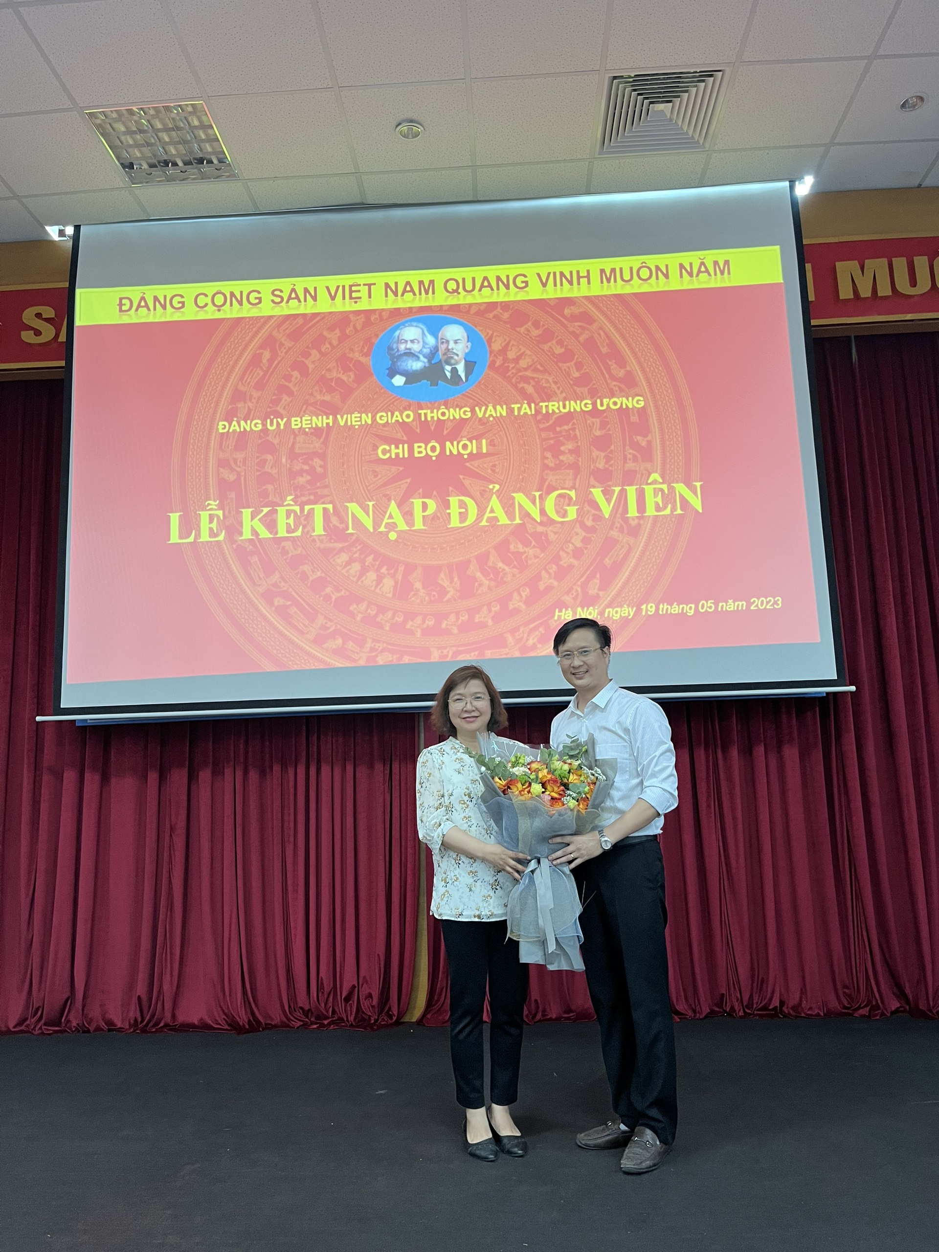 CÁC CHI BỘ THUỘC ĐẢNG BỘ BỆNH VIỆN GIAO THÔNG VẬN TẢI TW TỔ CHỨC LỄ KẾT NẠP ĐẢNG VIÊN MỚI