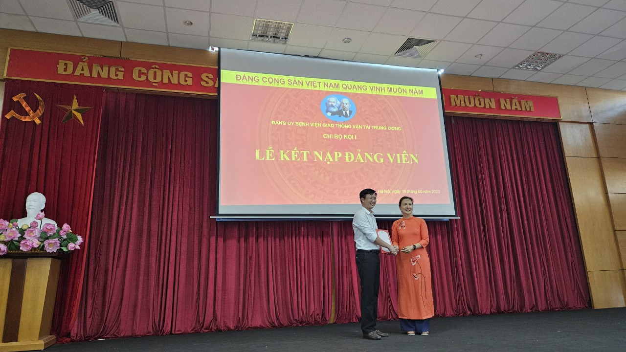 CÁC CHI BỘ THUỘC ĐẢNG BỘ BỆNH VIỆN GIAO THÔNG VẬN TẢI TW TỔ CHỨC LỄ KẾT NẠP ĐẢNG VIÊN MỚI