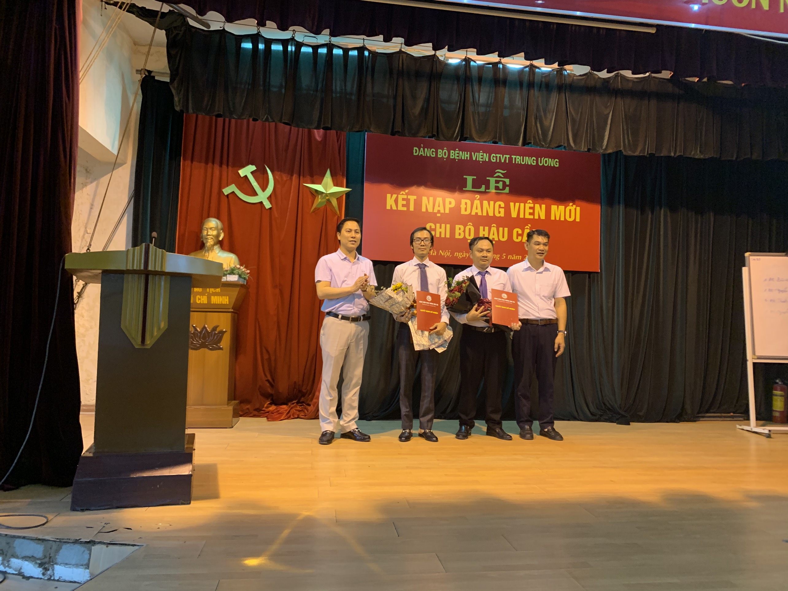 CÁC CHI BỘ THUỘC ĐẢNG BỘ BỆNH VIỆN GIAO THÔNG VẬN TẢI TW TỔ CHỨC LỄ KẾT NẠP ĐẢNG VIÊN MỚI