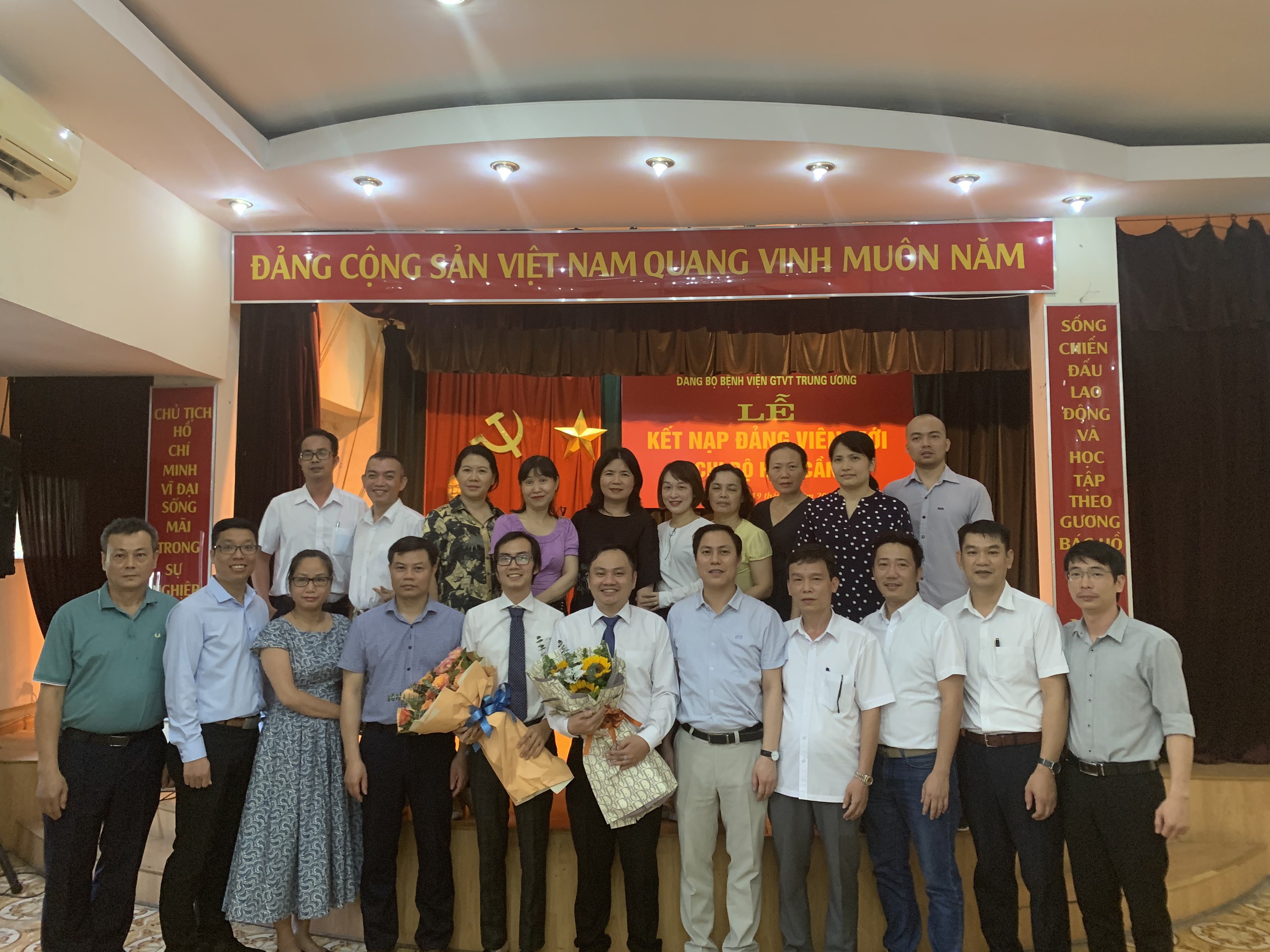 CÁC CHI BỘ THUỘC ĐẢNG BỘ BỆNH VIỆN GIAO THÔNG VẬN TẢI TW TỔ CHỨC LỄ KẾT NẠP ĐẢNG VIÊN MỚI