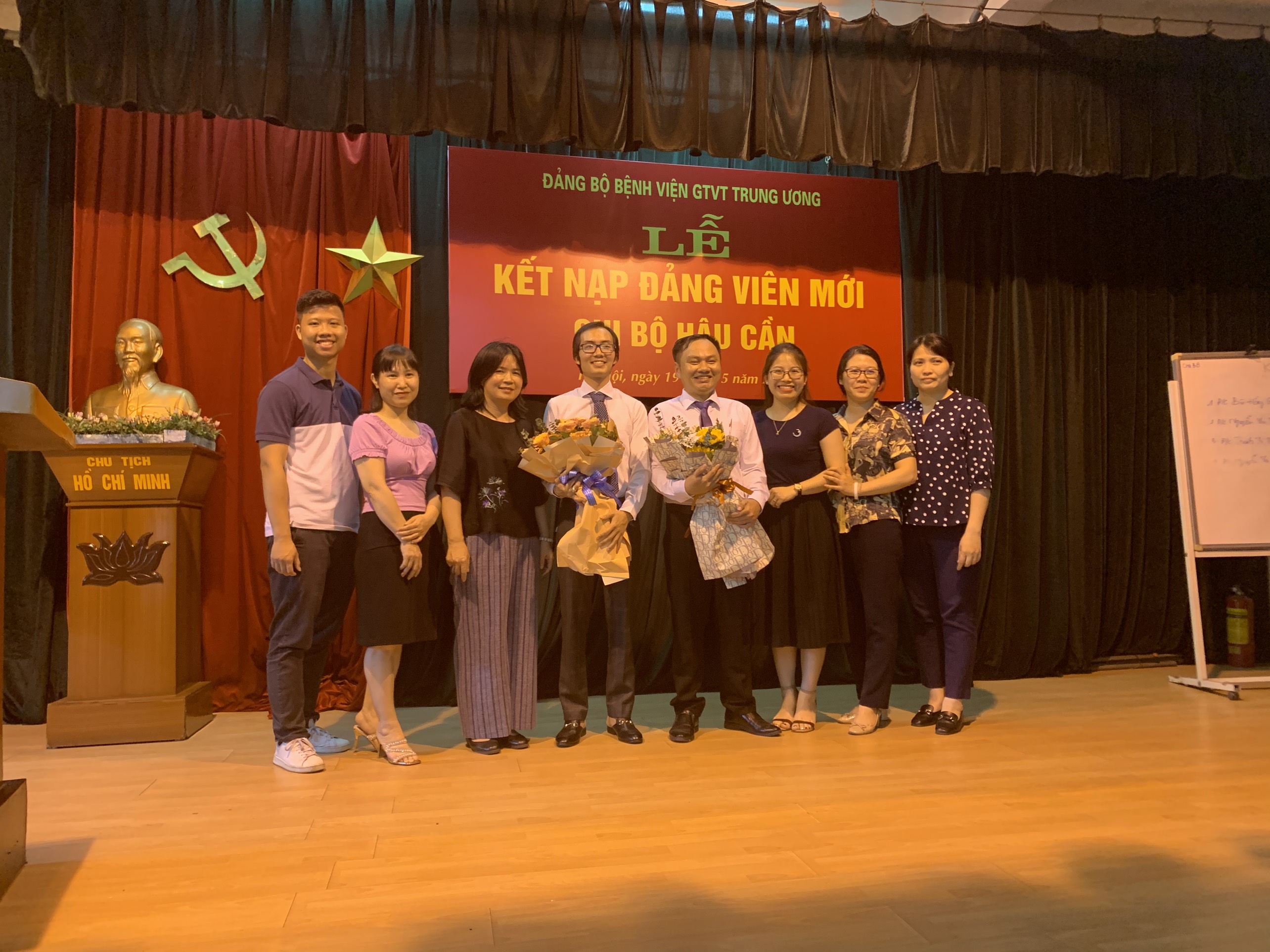 CÁC CHI BỘ THUỘC ĐẢNG BỘ BỆNH VIỆN GIAO THÔNG VẬN TẢI TW TỔ CHỨC LỄ KẾT NẠP ĐẢNG VIÊN MỚI