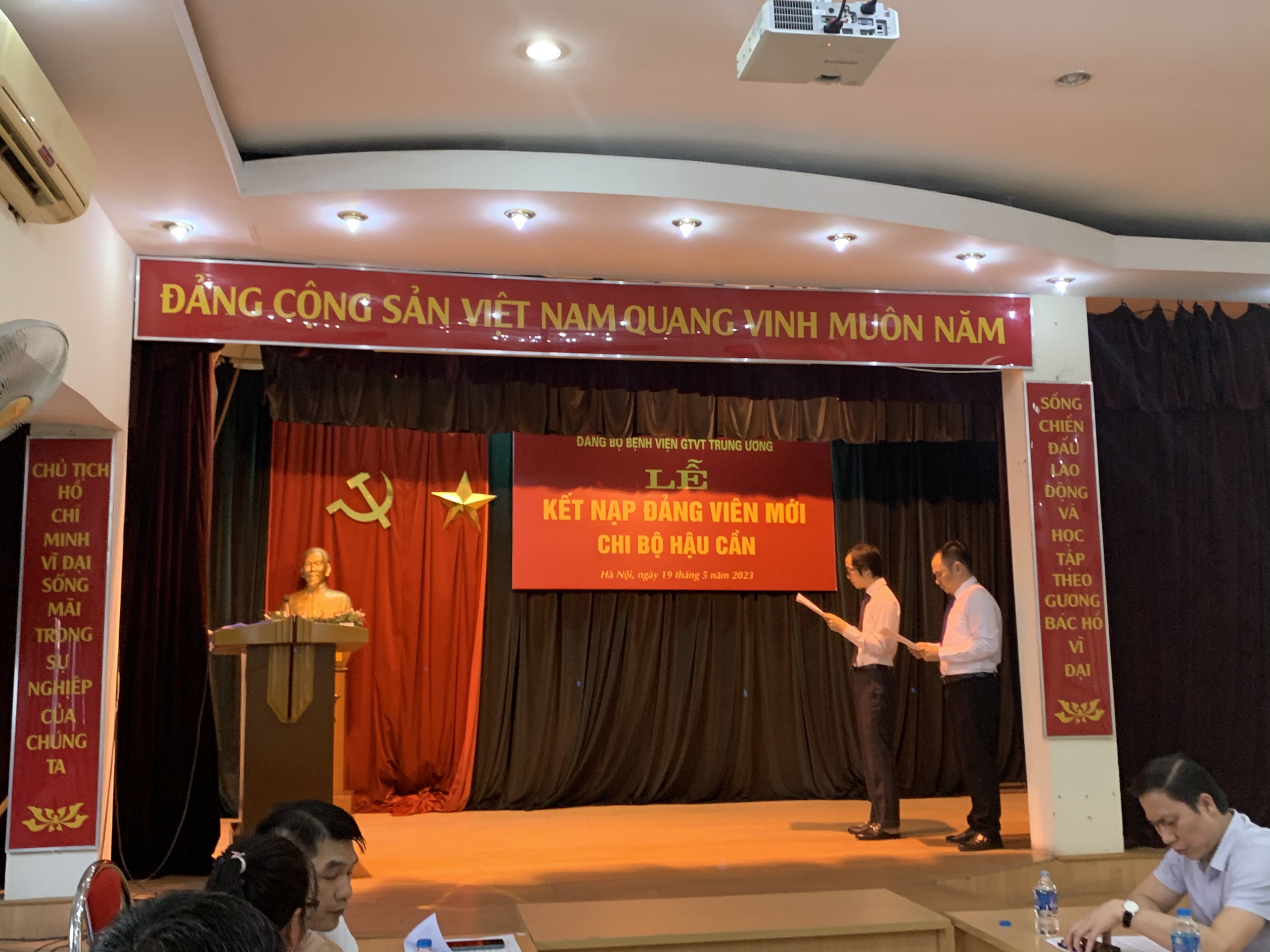 CÁC CHI BỘ THUỘC ĐẢNG BỘ BỆNH VIỆN GIAO THÔNG VẬN TẢI TW TỔ CHỨC LỄ KẾT NẠP ĐẢNG VIÊN MỚI