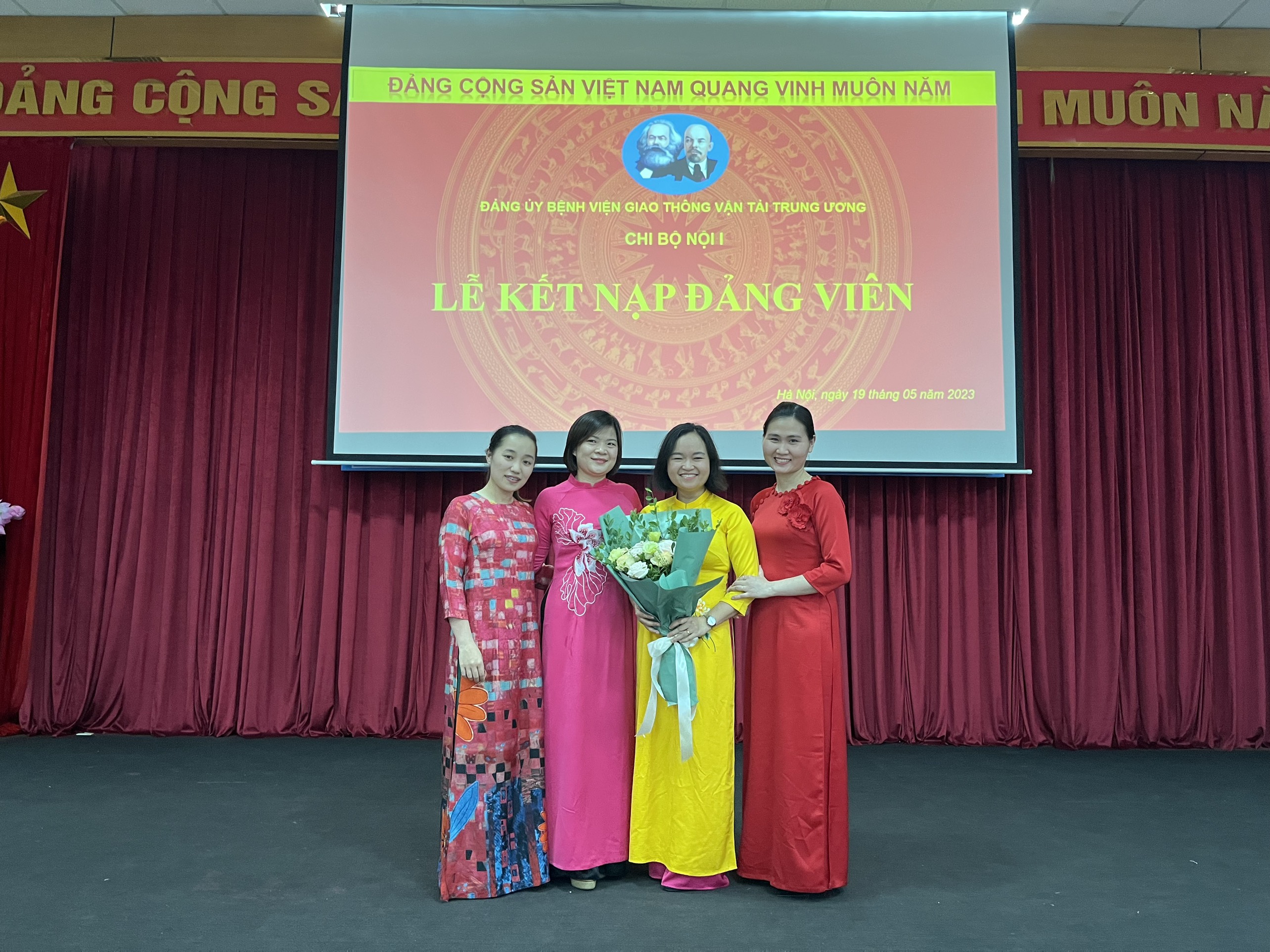 CÁC CHI BỘ THUỘC ĐẢNG BỘ BỆNH VIỆN GIAO THÔNG VẬN TẢI TW TỔ CHỨC LỄ KẾT NẠP ĐẢNG VIÊN MỚI