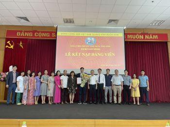 CHI BỘ KHỐI NGOẠI TỔ CHỨC LỄ KẾT NẠP ĐẢNG VIÊN MỚI