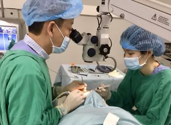 Phẫu thuật đục thủy tinh thể cho nhân viên Đại sứ quán Rumani