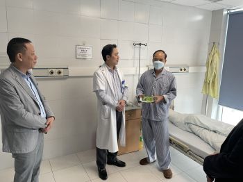 Nhân dịp Tết Nguyên đán Quý Mão 2023, Bệnh viện Giao thông vận tải thăm, tặng quà và chúc Tết các bệnh nhân nằm nội trú