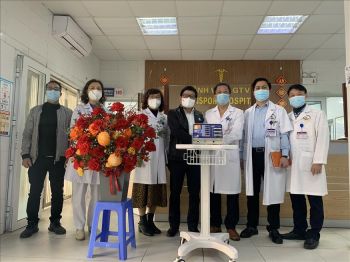 Đại diện Trường Đại học Văn Lang tại Hà Nội thăm và trao tặng hỗ trợ Bệnh viện trong công tác phòng chống dịch bệnh